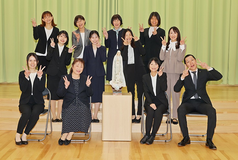 園長と教育スタッフの集合写真