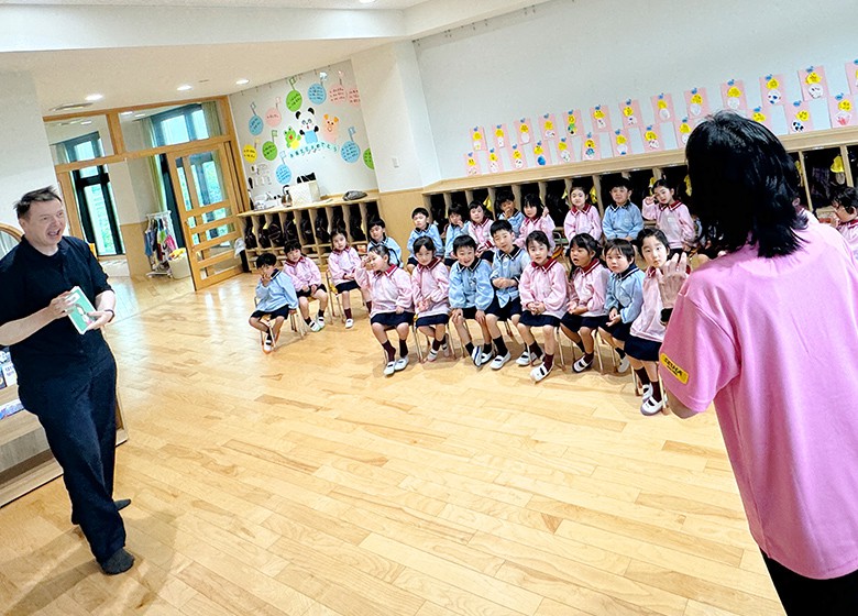 はなしあっている写真