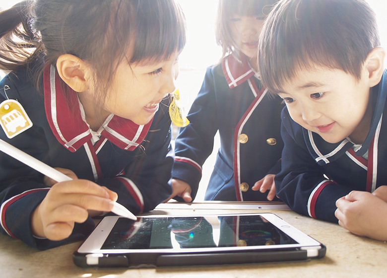 タブレットで絵を描く写真